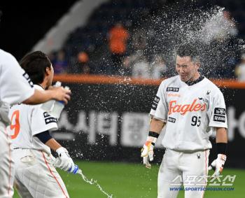 I know my grades are bad → He has a dreamy moment too! The colorful lighting of Hanwha Hwang Young-mook from the independent league. Thank you for giving me the opportunity