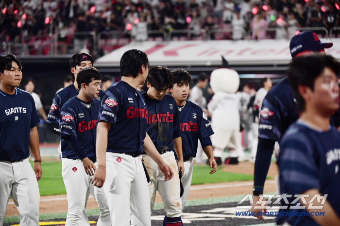 I quickly changed the center fielder, but I lost in vain due to a finishing error. Lotte fell to sixth place
