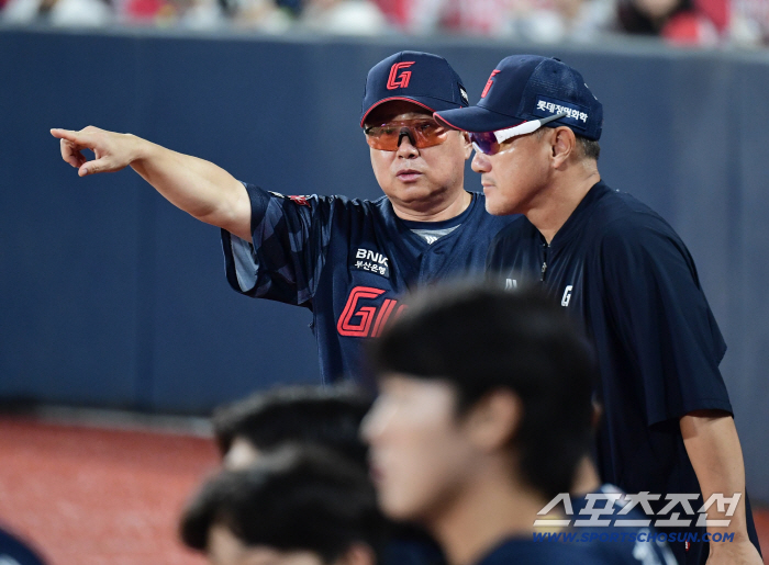 I quickly changed the center fielder, but I lost in vain due to a finishing error. Lotte fell to sixth place