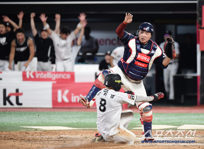 I quickly changed the center fielder, but I lost in vain due to a finishing error. Lotte fell to sixth place
