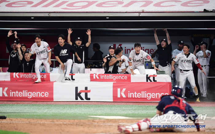 I quickly changed the center fielder, but I lost in vain due to a finishing error. Lotte fell to sixth place
