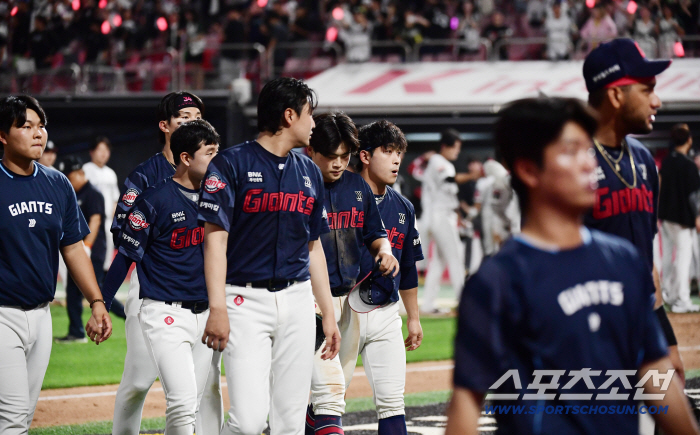 I quickly changed the center fielder, but I lost in vain due to a finishing error. Lotte fell to sixth place