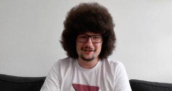 I won't cut my hair until Manchester United wins 5 games in a row! A year later, it was finally a bombhead...Apples will go in, too. → Looking back, it was a little too much