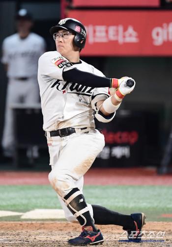 I'm not a brilliant player, but the third baseman, who hit 10.5 billion won as an FA twice, was greedy. Five hits a day to achieve 100 hits for eight consecutive years. Today, only the bat is hit 