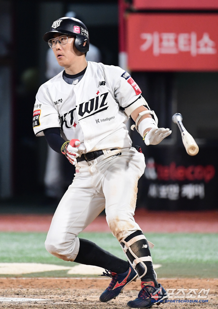 I'm not a brilliant player, but the third baseman, who hit 10.5 billion won as an FA twice, was greedy. Five hits a day to achieve 100 hits for eight consecutive years. Today, only the bat is hit 