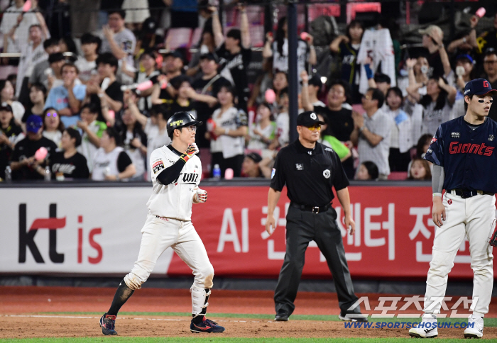 I'm not a brilliant player, but the third baseman, who hit 10.5 billion won as an FA twice, was greedy. Five hits a day to achieve 100 hits for eight consecutive years. Today, only the bat is hit 