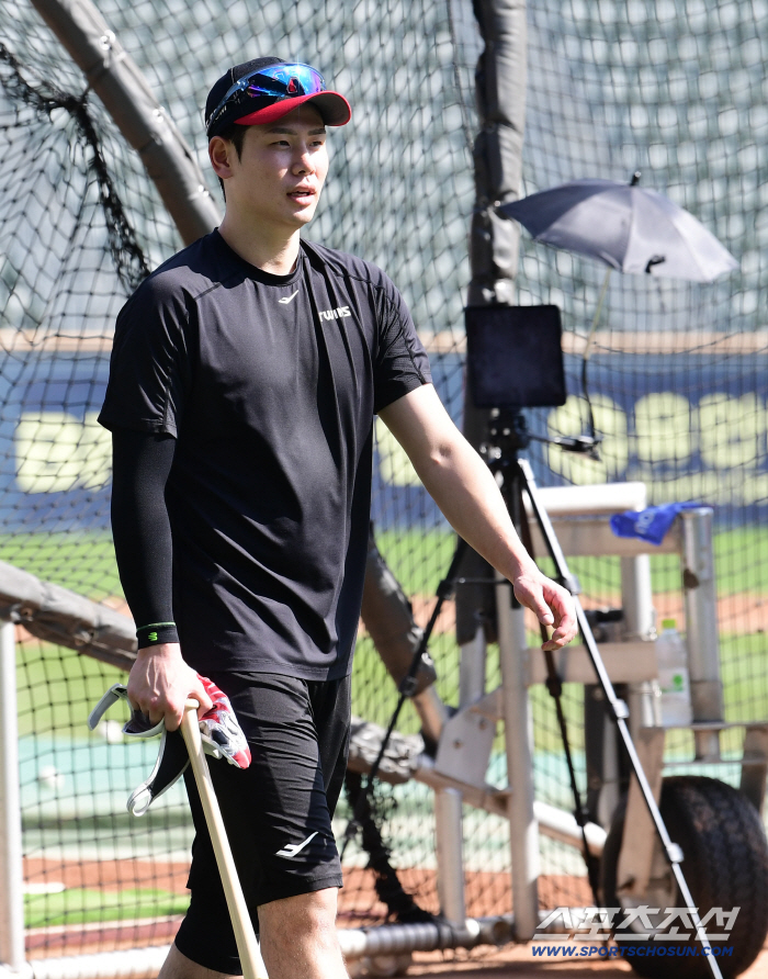 In the Korean Series, the last piece for right field  leadoff full-length LG...Hong Chang-ki's return scenario after live batting 