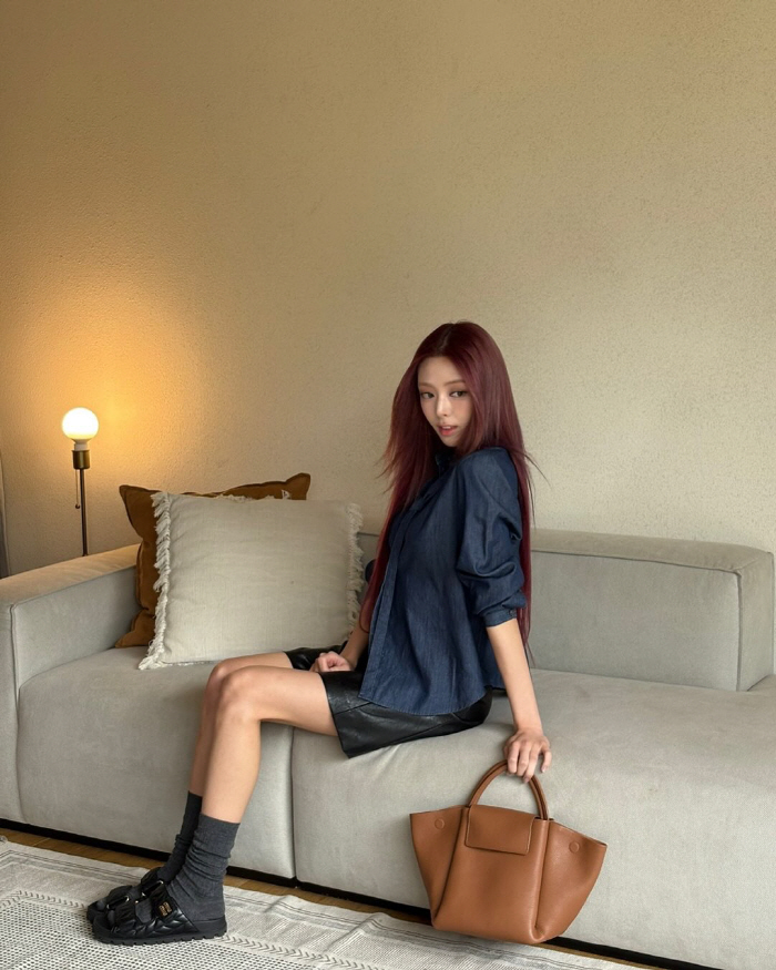 ITZY, YUNA is already autumn...Stretchy arms and legs. There's no model