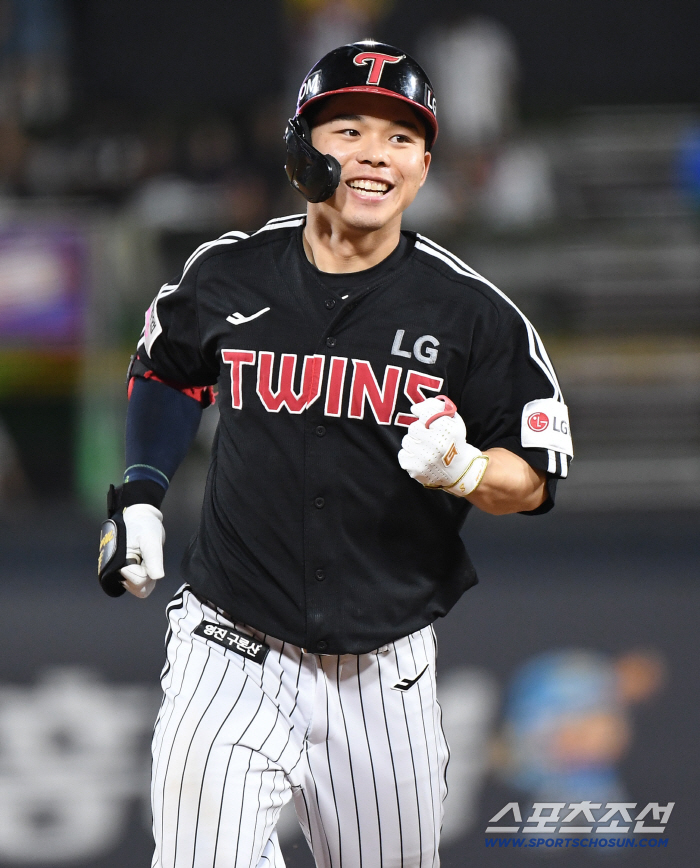 The joy of meeting again after 1217 days! I didn't hit a home run last year... Clutch heater Moon Sungjoo's roaring change-up was completely targeted.