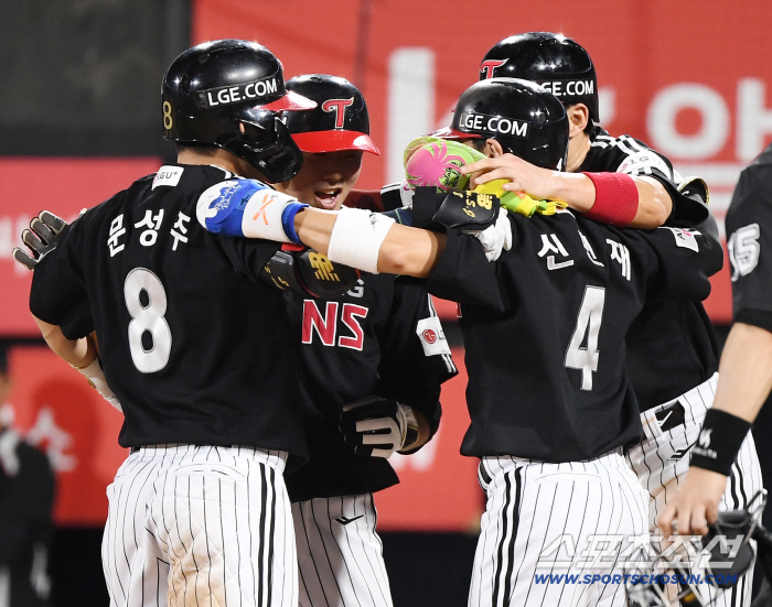 The joy of meeting again after 1217 days! I didn't hit a home run last year... Clutch heater Moon Sungjoo's roaring change-up was completely targeted.