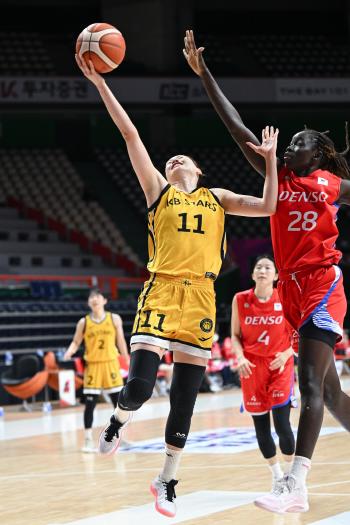 KB Stars advanced to the semifinals of the Park Shin-ja Cup with Kang Yi-seul, who scored a come-from-behind 3-pointer with 2.7 seconds left