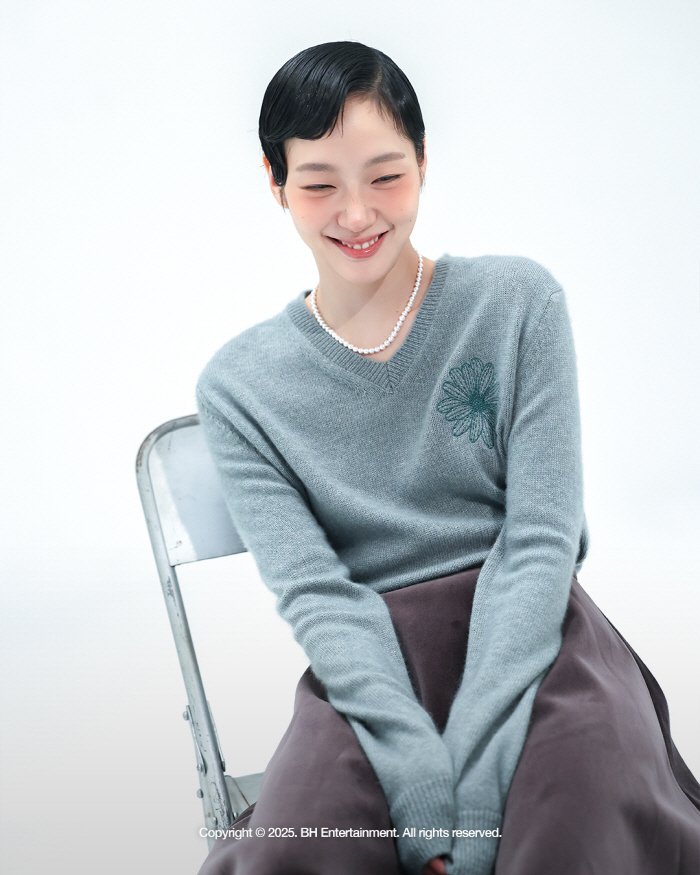 Kim Goeun with red cheeks? Kim Goeun with a frown → Lovely charm..a pictorial master who can do everything