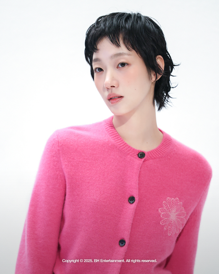 Kim Goeun with red cheeks? Kim Goeun with a frown → Lovely charm..a pictorial master who can do everything