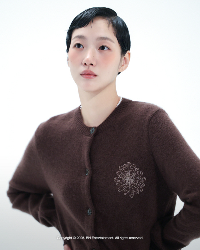 Kim Goeun with red cheeks? Kim Goeun with a frown → Lovely charm..a pictorial master who can do everything