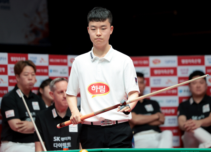 Kim Young-won, the youngest winner of the PBA, passed the round of 128, predicted a sensation again after a slump in the early part of the season