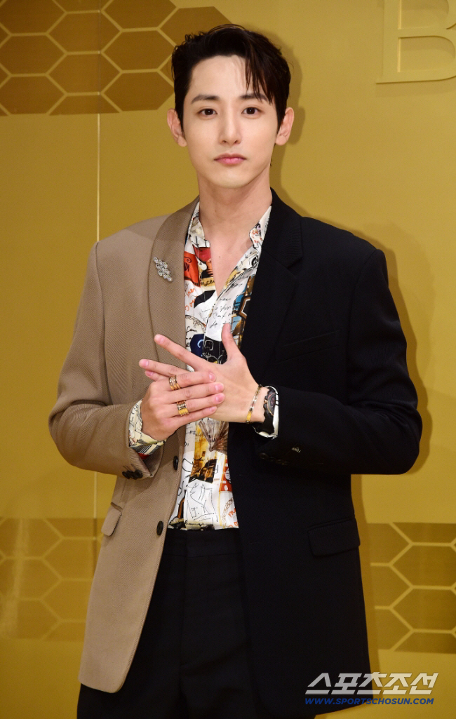Lee Soo-hyuk caught the twisted scene of '12 Hours Signing' at the fan meeting