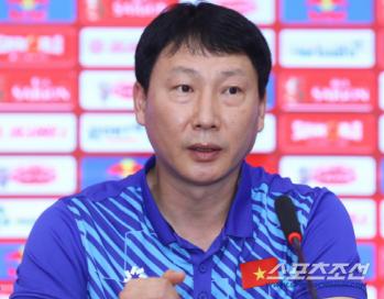 Mealma's Vietnamese team suffered a shock defeat in the warm-up match against its own league team...As it turns out, Kim Sangsik is absent due to U23 command
