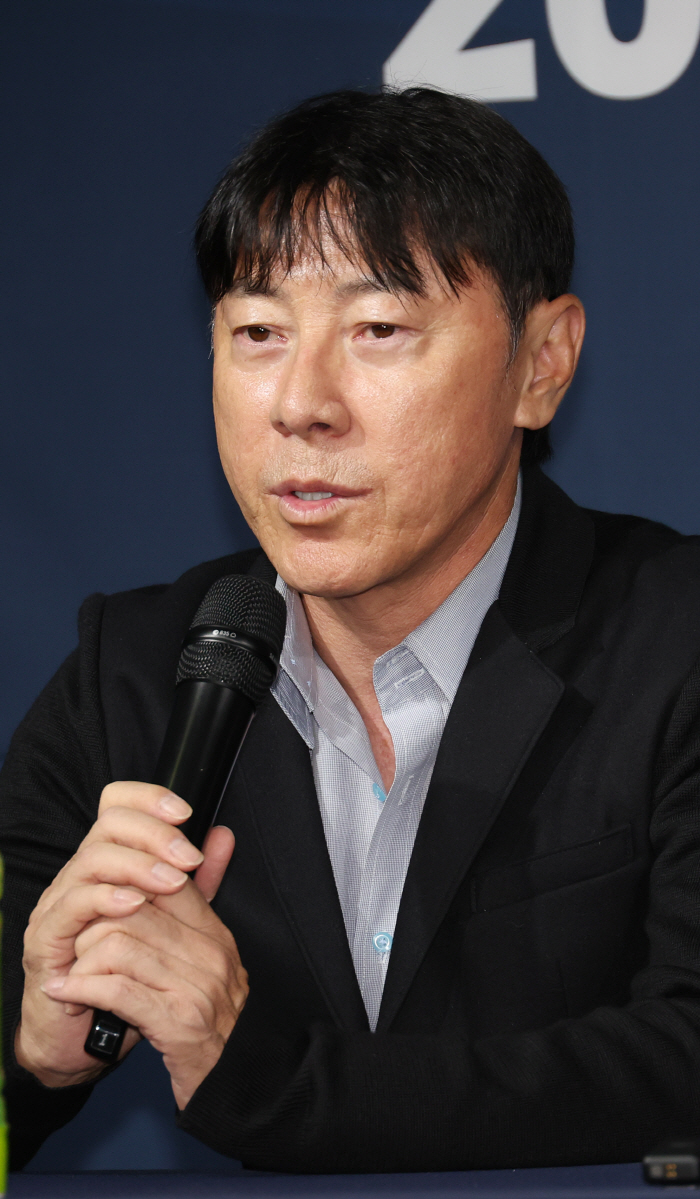  Let's lift the restrictions on foreign players in four different colors Shin Tae-yong, who is trying to become the top Asian player, and Park Tae-ha is a sensitive issue...Expectations for Kim Ki-dong's EPL Lingard, and Jung Kyung-ho's dual operation