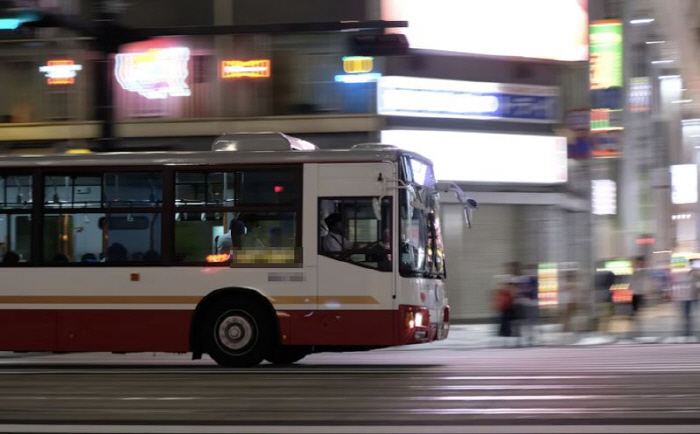 On a whim, a college student who touched an important part of a high school student sleeping on a bus...