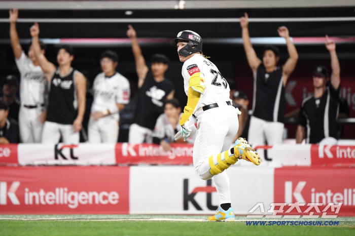  Ahn Hyun-min, two-run shot, hooray for your colleagues!