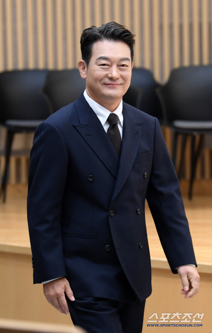  Cho Sung-ha's kind smile