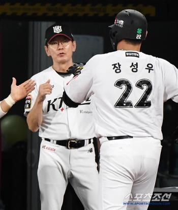  Director Lee Kang-chul is welcomed by Jang Sung-woo