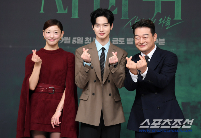  E.L. Jang Dong Yoon Cho Sung-ha Warts Police Team