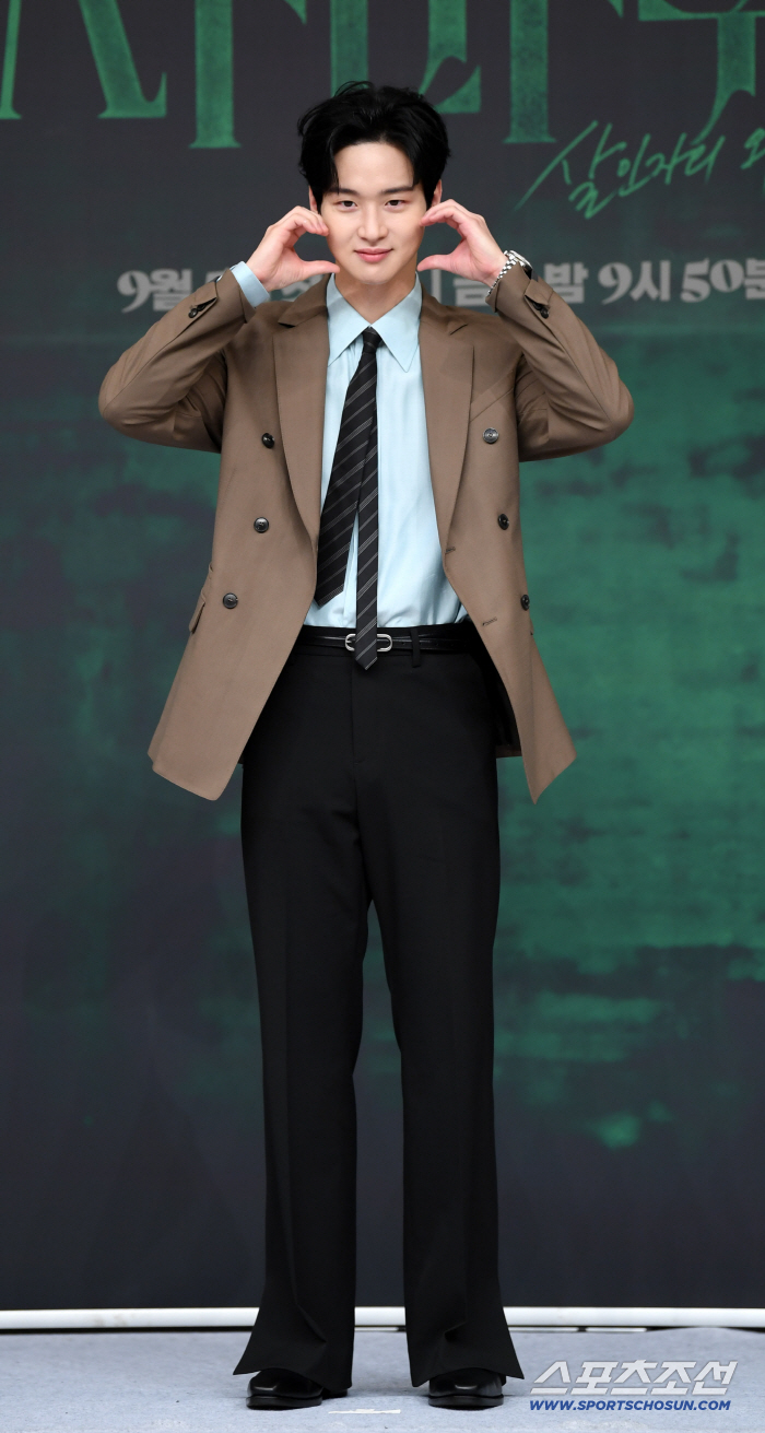  Jang Dongyoon, make a cute heart