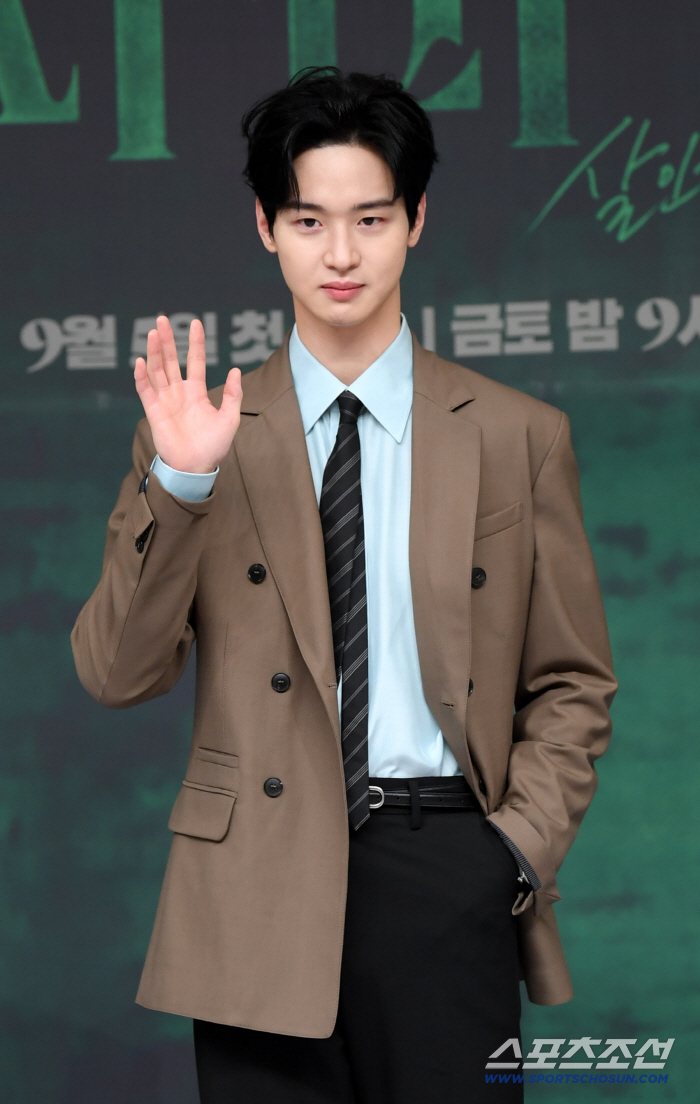  Jang Dongyoon's chic eyes