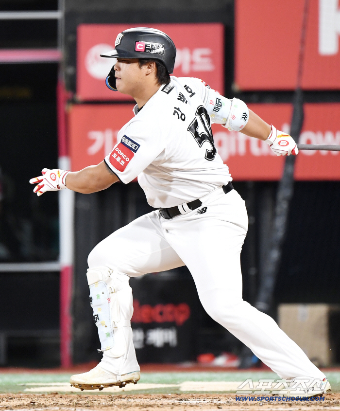  Kang Baekho hits a timely RBI