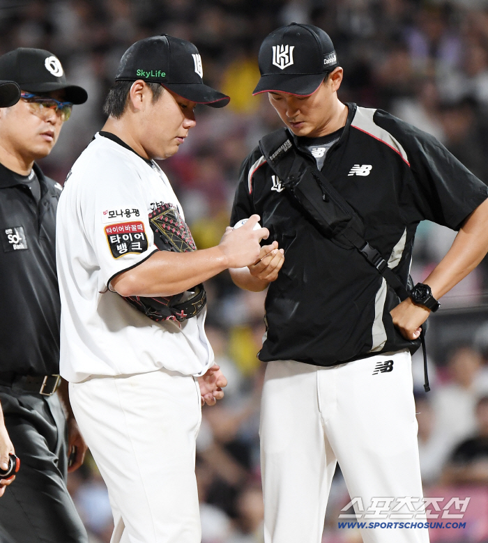  Moon Yong-ik replaced during pitching in the fourth inning