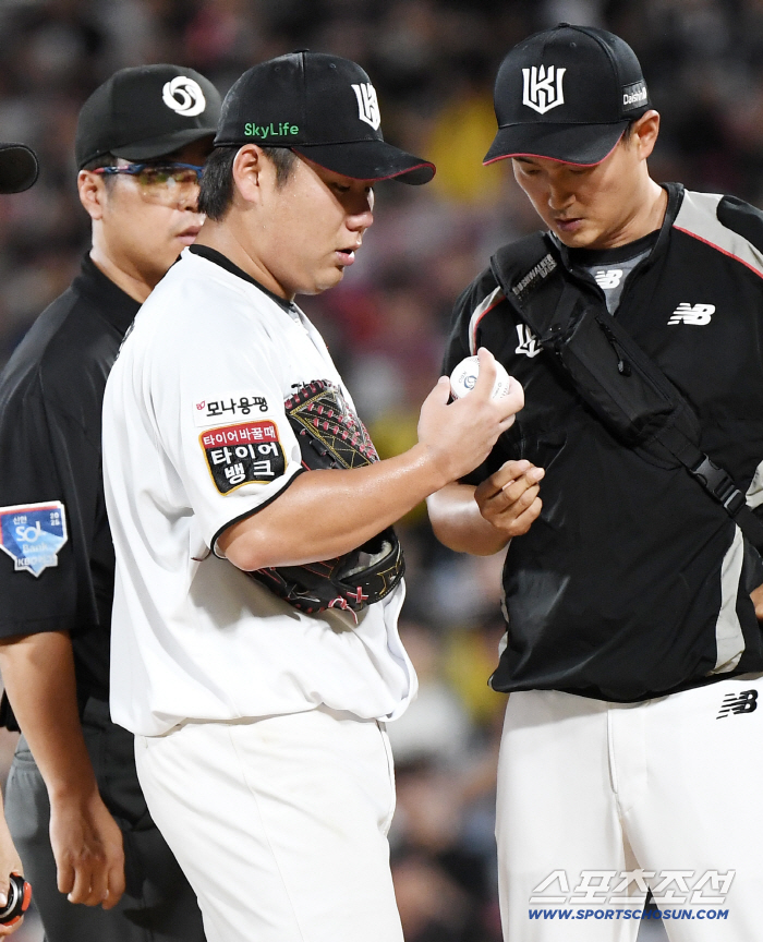 Moon Yong-ik, who threw well, suddenly replaced during pitching in the fourth inning