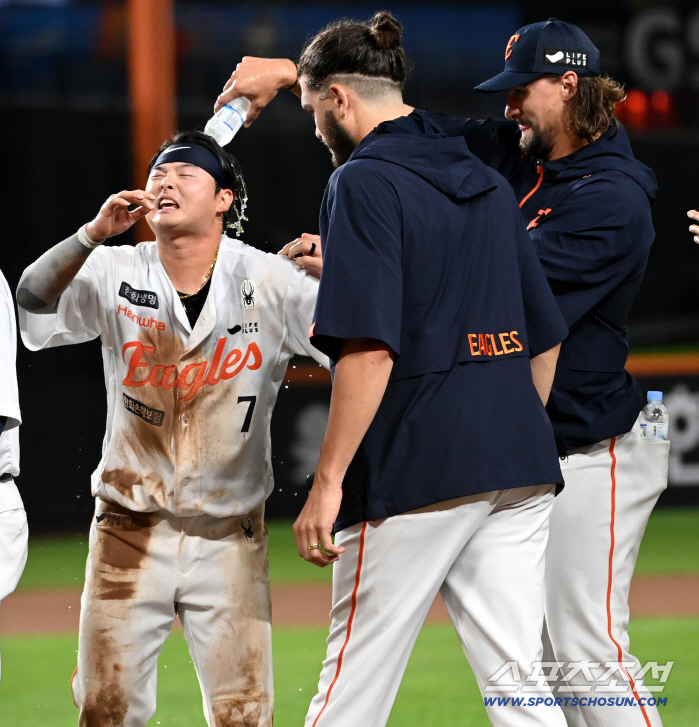 Shower with earthy foam! Thrill! There was no end without Lee Do-yoon. 3 hits and 3 runs