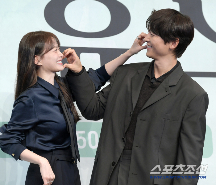 ‘My Youth’ Couple Song Joong-ki & Chun Woo-hee Radiate Chemistry On and Off Stage