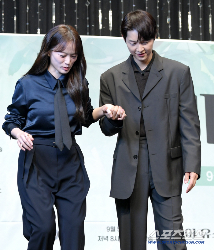 ‘My Youth’ Couple Song Joong-ki & Chun Woo-hee Radiate Chemistry On and Off Stage