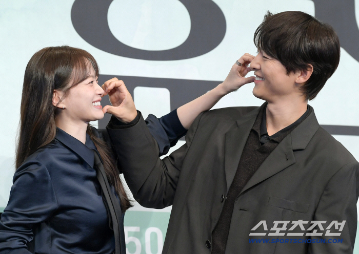 ‘My Youth’ Couple Song Joong-ki & Chun Woo-hee Radiate Chemistry On and Off Stage