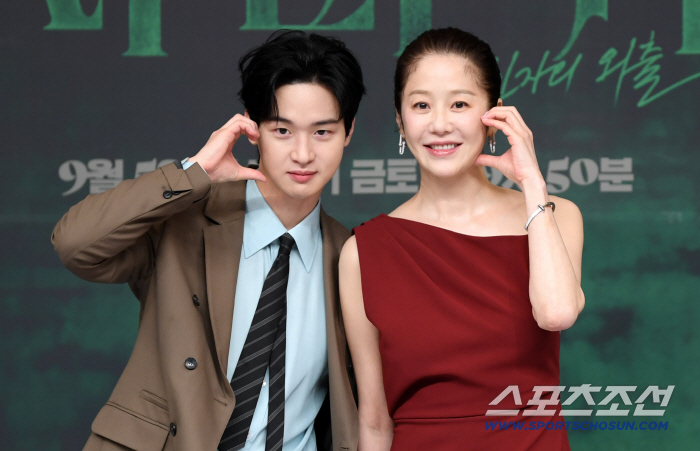 'Warts' Ko Hyun-jung said, 'Jang Dong-yoon, I've never seen such a pretty actor before…'He's a real man'. I'm amazed by his chemistry