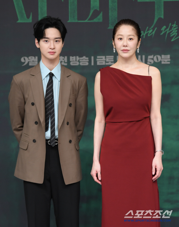 'Warts' Ko Hyun-jung said, 'Jang Dong-yoon, I've never seen such a pretty actor before…'He's a real man'. I'm amazed by his chemistry