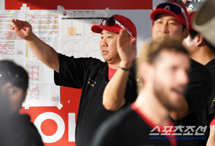 Why did coach Lee Bum-ho come out from 1 o'clock and watch the defensive training? 