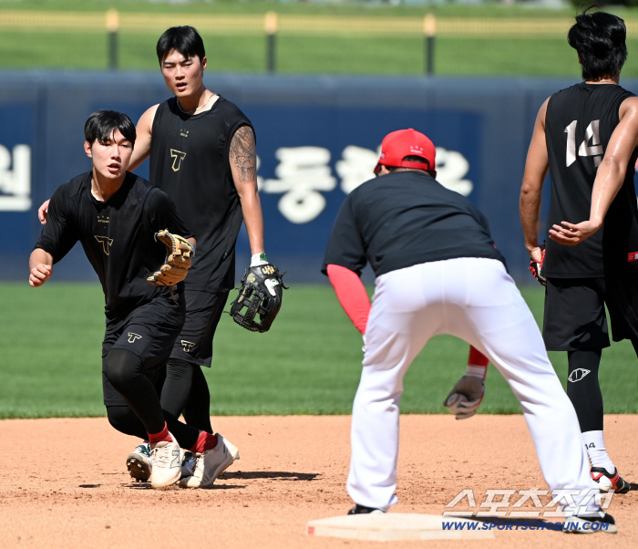 Coach Lee Bum-ho himself stepped up. Body-running defensive tutoring, young tigers listening.