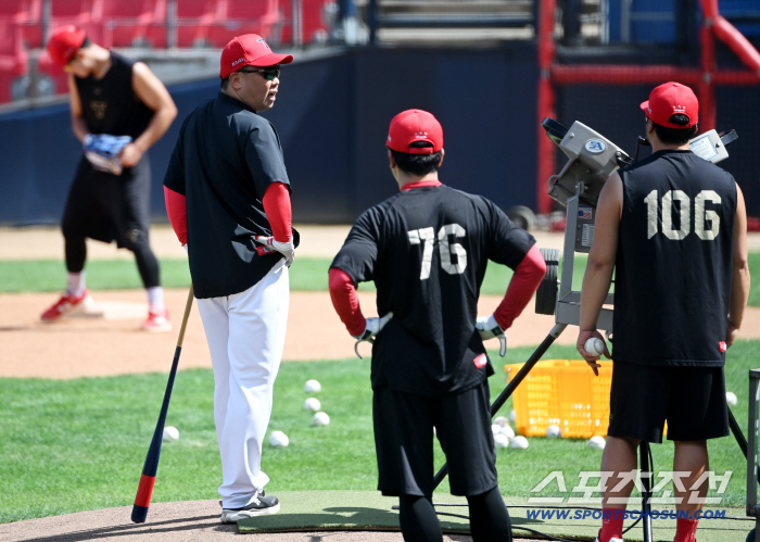Coach Lee Bum-ho himself stepped up. Body-running defensive tutoring, young tigers listening.