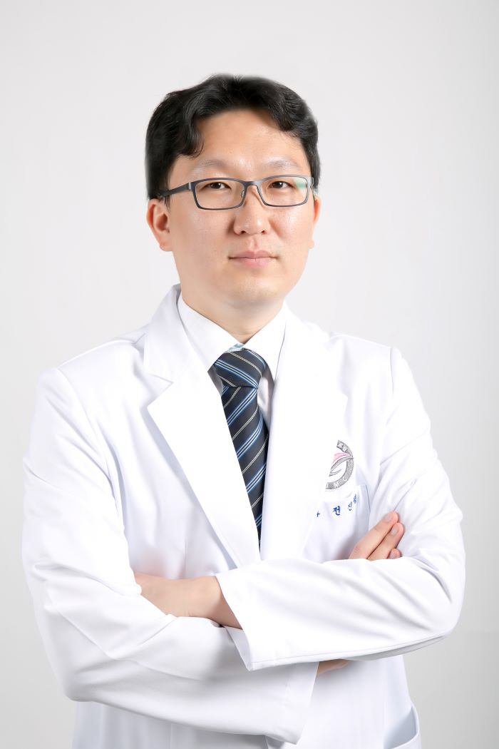 Don't miss the golden time...Professor Jeon Jin-pyeong's team at Hallym University Chuncheon Sacred Heart Hospital publishes a pocket guide book for cerebral hemorrhage treatment