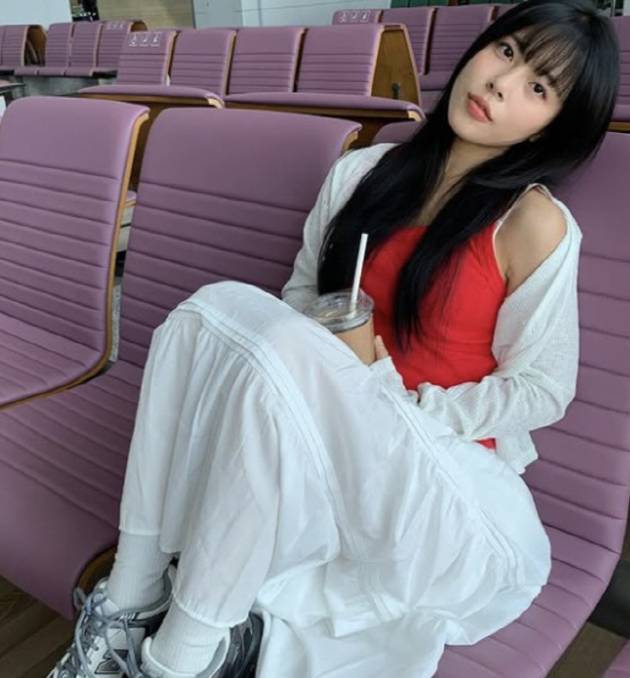 Min Do-hee officially apologizes for controversy over airport abuse...Delete a photo of the foot on the chair in shoes 