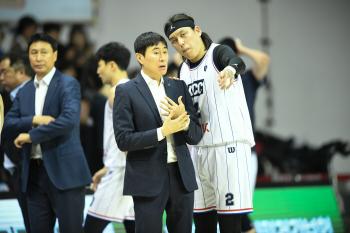  The favorite? I don't care about external evaluation KCC manager Lee Sang-min's clear gaze lies within our team. Heo Hoon is at the center