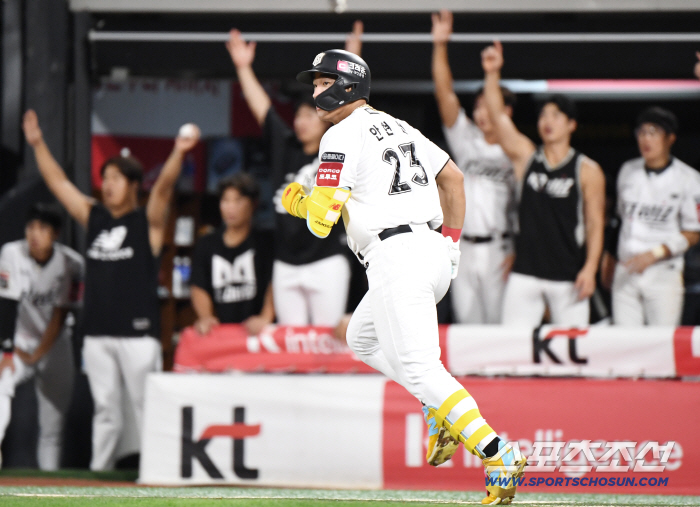 No matter how much LG baseball is scarier than zombies, we'll die. 