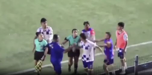 Outraged by the red card → Colombia's team will be immediately kicked out due to the words of a super absurd player who slapped the 女's referee