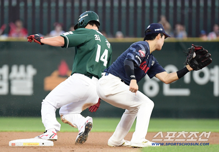  Choi Jeong easily stole second base