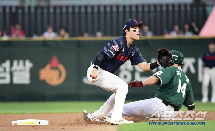  Choi Jeong's foot quickly stole second base