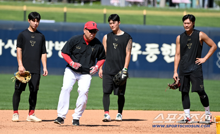  Director Lee Bum-ho gives a special lecture on defensive training under the hot sun