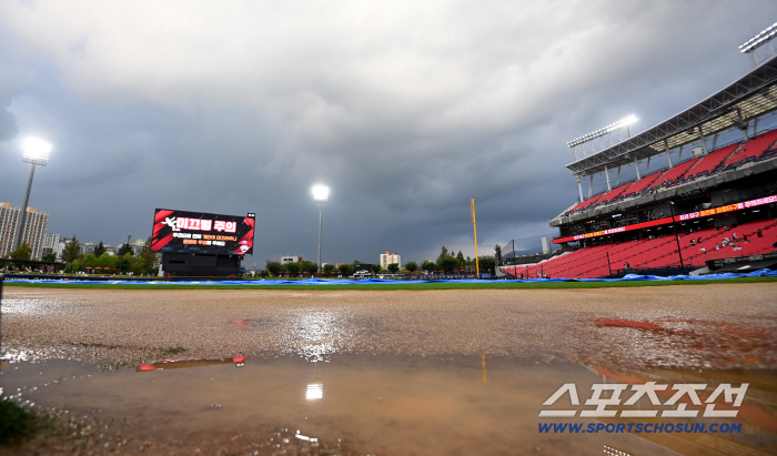  Flooding ground, dark clouds, and Gwangju cancels rain